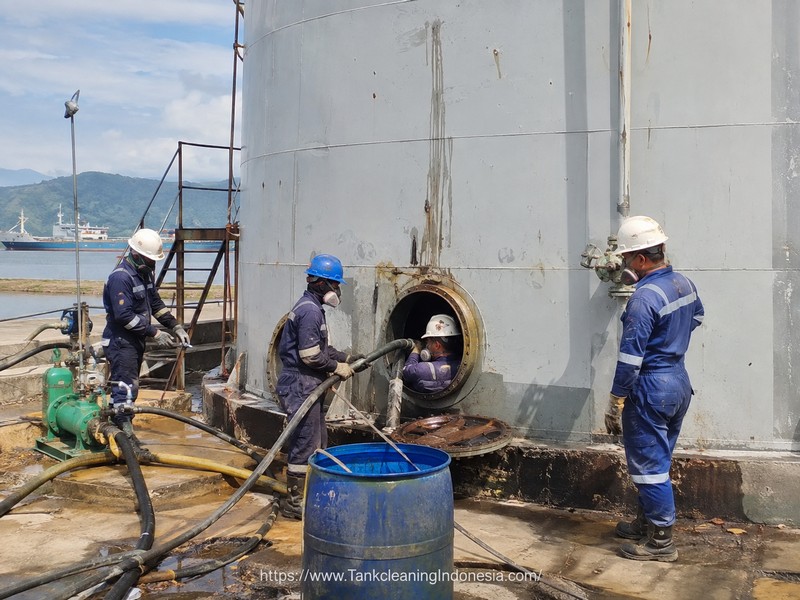 Pekerja Tank Cleaning Seram Maluku